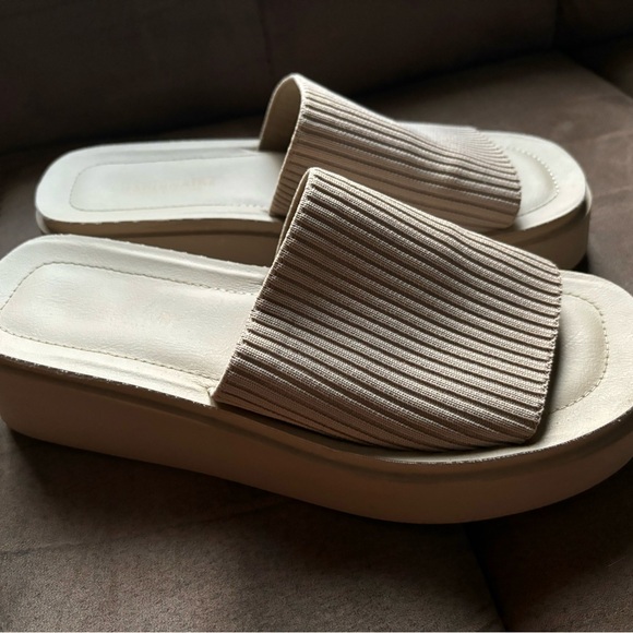 Cushionaire Platform Sandals - Picture 2 of 3